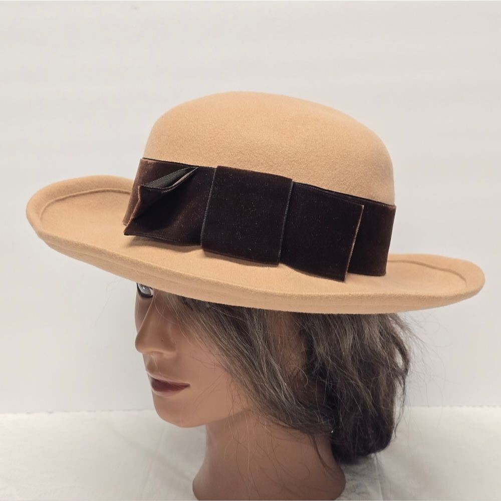 VINTAGE BETMAR Classics Biege Wool Felt Fedora Hat Dark Brown Bow Accent Derby